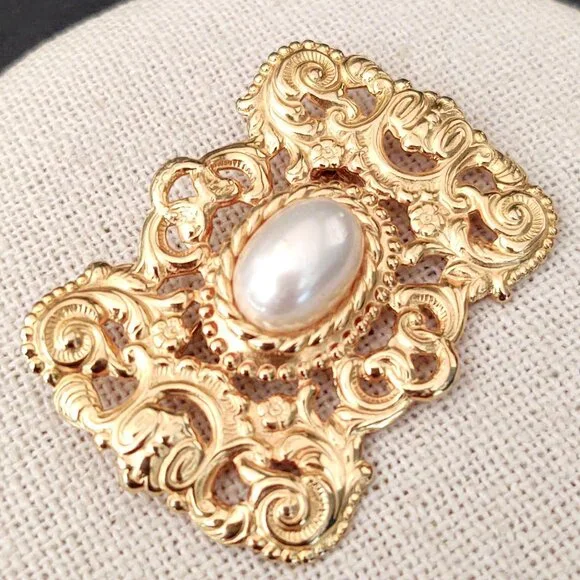 Decorative gold tone and faux pearl brooch - Picture 3 of 6